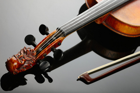 小提琴和黑暗的背景上的蝴蝶结