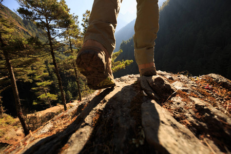 腿旅行徒步旅行者腿上岩石山照片