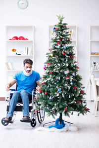 那个受伤的残疾人在家里庆祝圣诞节