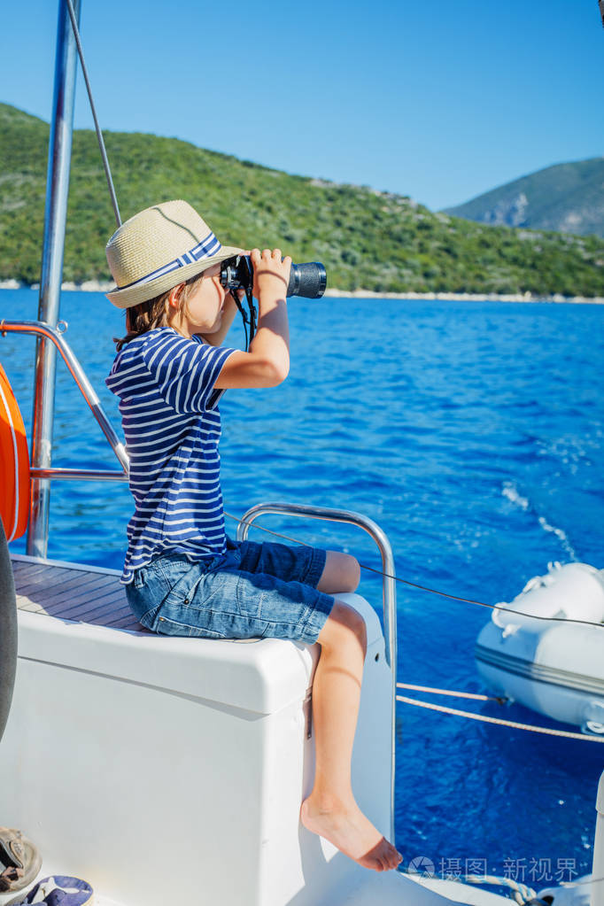 船上的游艇航行在夏天的小男孩队长巡航.冒险旅行,家庭度假游艇与孩子