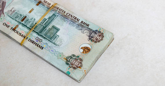 阿拉伯联合酋长国一千迪拉姆纸币上明亮的酒泉孤立照片