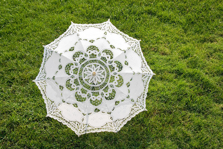 在绿色的草坪上美丽的太阳伞