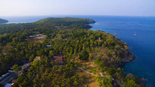 拉查岛和蓝色安达曼海普吉岛南部的鸟瞰图