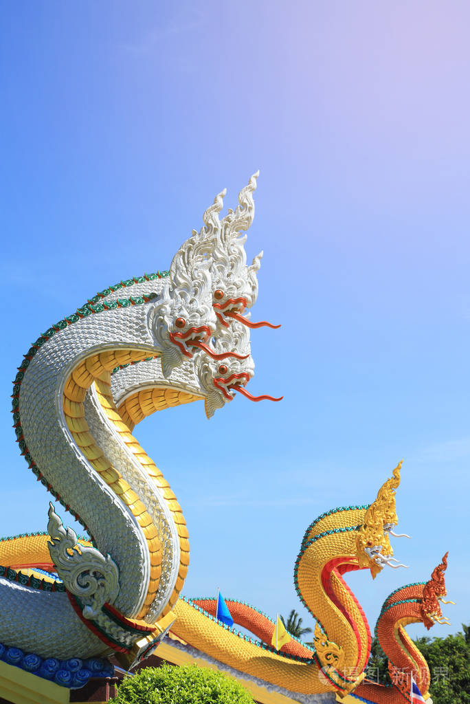 蛇王在寺庙的雕像