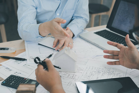 规划专家建筑师或规划师工作图纸施工计划上照片