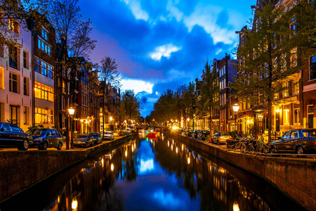 夜间拍摄的阿姆斯特丹运河