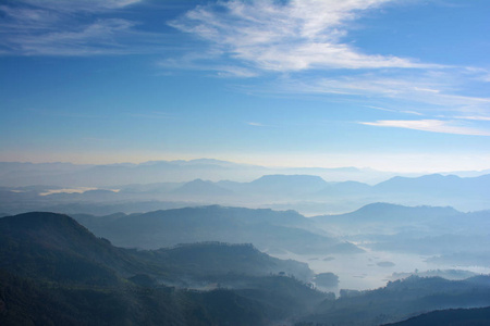 在早晨的雾山。从亚当峰，斯里兰卡 L 视图