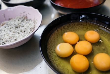 在煎锅中新鲜生鸡蛋