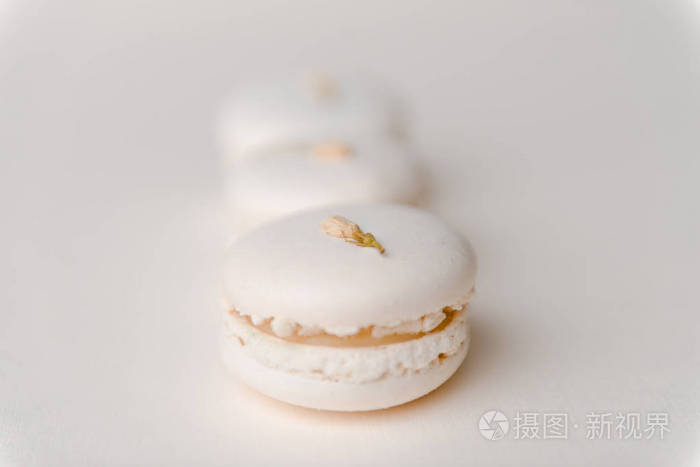 白色桌子背景上甜美的白色马卡龙