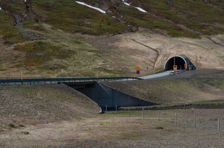 Hedinsfjordur 的公路隧道中冰岛