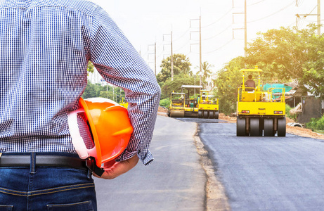 工程师在公路施工现场举行安全头盔