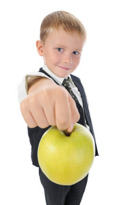 男孩伸出一个苹果。