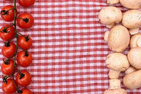 白蘑菇香菇和红樱桃西红柿躺在一条红色的毛巾，文本，背景的地方