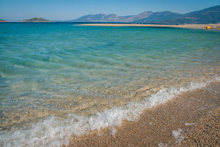 在希腊的 Evbia 岛上的金色海滩