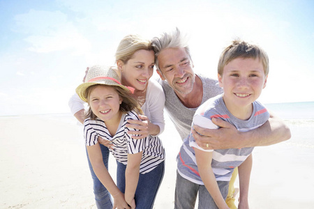 幸福的家庭，在海滩上的肖像
