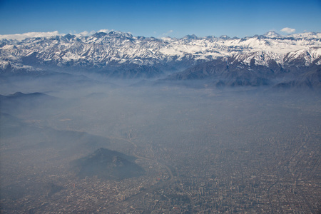 安第斯山脉和圣地亚哥烟雾弥漫智利的鸟瞰图