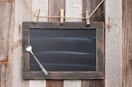用叉上木制背景菜单黑板