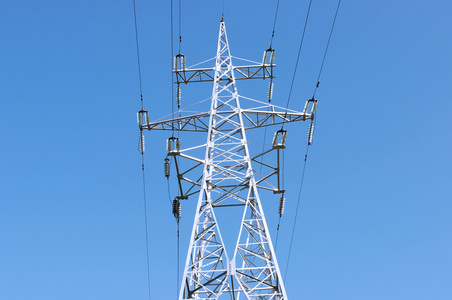 蓝天背景的电动高压柱蓝天上的高压输电线路替代能源输电线路变电站和