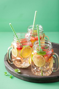 草莓与石灰在梅森罐子里的清爽夏天柠檬水