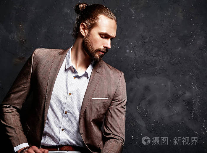 长头发的男模特
