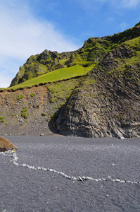 Reynisdrangar 海滩，冰附近光灰色玄武岩列