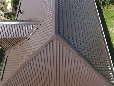 瓦楞板的屋顶.金属型材波纹状屋面照片