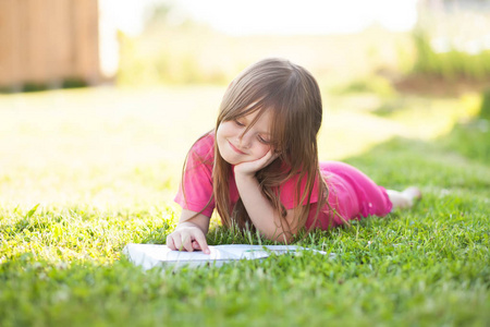 学龄前儿童女孩学会在户外阅读图片