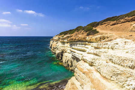 陡峭的悬崖上海岸