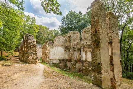 废墟的修道院卡塔琳卡上面 Dechtice 村庄斯拉夫