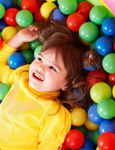 快乐的孩子在小组五颜六色的球。
