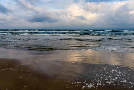 清晨的暴风雨海滩美景图片