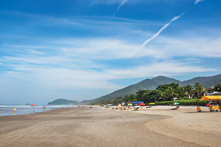 沙 海 林山和人在蓝色晴朗的一天在 Juquey 海滩的视图