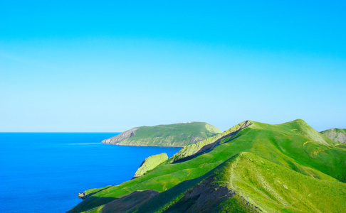 山岭和蓝海湾