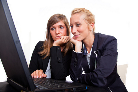 两个年轻的女商人手提电脑