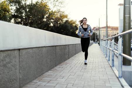 慢跑在城市的运动型女人