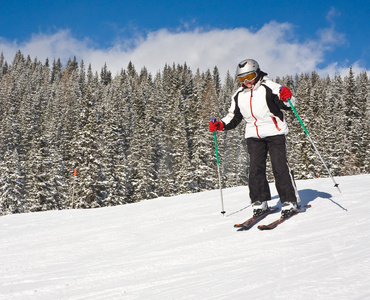 一个女人正在滑雪场滑雪