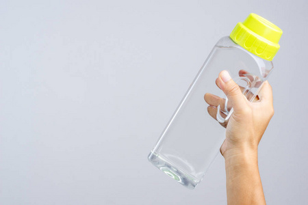 手拿着全 1.4 叠水瓶子照片