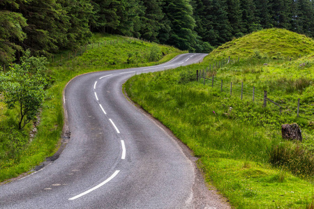 在苏格兰的乡村道路上的曲线图片