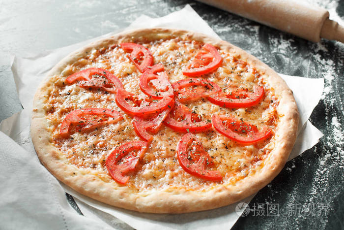 美味的披萨番茄在深色背景上