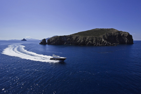 意大利西西里帕纳雷斯岛豪华游艇鸟瞰图