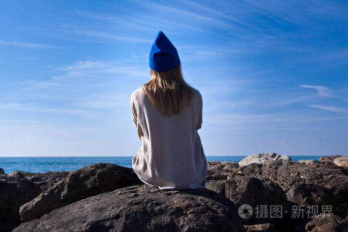 女人女孩坐看海冬天的时候