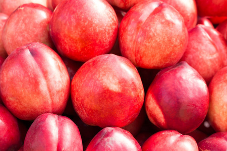 成熟的油桃在市场上。油桃特写的背景