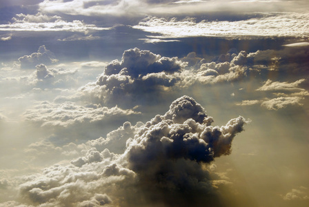 云 cloud的名词复数  团 群 造成不愉快或不明朗的事物