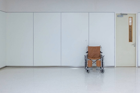 空到病人或残疾人轮椅停放在空房间里