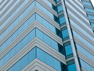 用混凝土和玻璃制成的高层办公楼