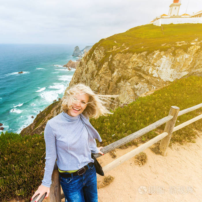 快乐的女游客站在海角roca辛特拉葡萄牙