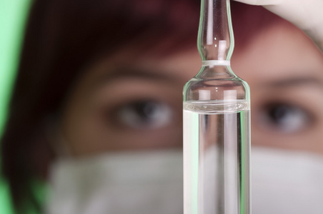 化学家使用烧瓶在医院的化验室里进行生物化学分析