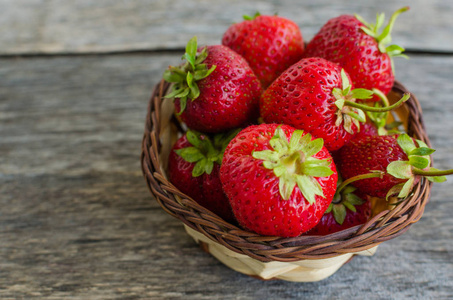 成熟的草莓在柳条篮子里