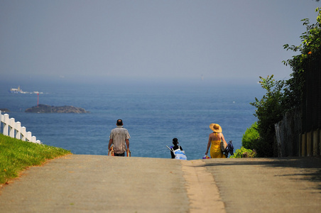 一家人冲向海滩