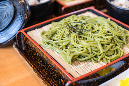 日本茶荞麦 绿茶荞麦面 在盘子里